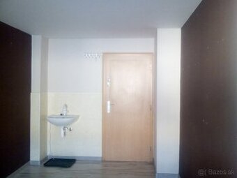 Kancelária 18 m2 prenájom Poprad wc a umývadlom top lokalita