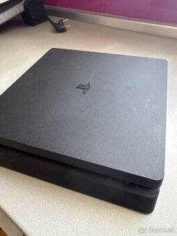 PS4 Slim 500 GB + 2 ovladače so závadou - Prešov
