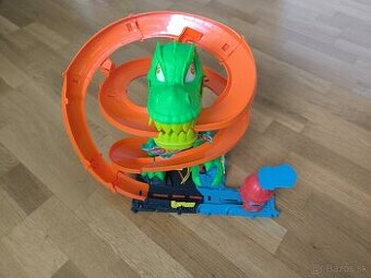 Hot Wheels City T-Rex útočí na hasičskú stanicu