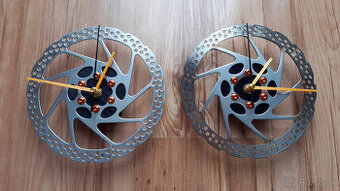 Nástenné hodiny vyrobené z brzdového kotúča - 1