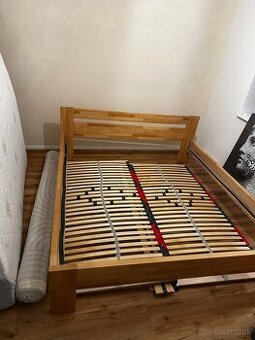 Posteľ z masívu