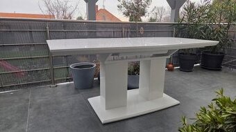 Predam kuchynsky roztahovaci stol 180/240