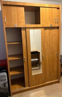 Šatníková skirňa