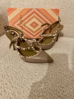 Predam ikonicke sandale Valentino