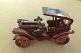 Drevený model auta.