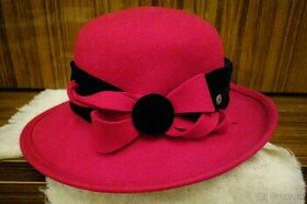 Elegantný dámsky červený klobúk s obvodom 56 cm nový