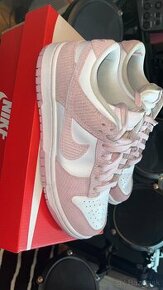 Nike dunk low pink