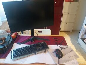 Hráčsky monitor LG + hráčska klávesnica, myš, podlozka