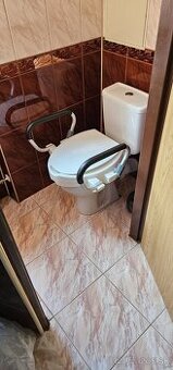Vyvýšené WC sedadlo s odnímateľnými opierkami rúk