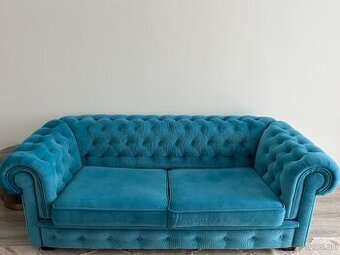 Modrý gauč chesterfield