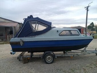 Motorový kajutovy čln
