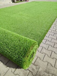 Umělý trávník výška 35 mm, velmi jemný na dotek.