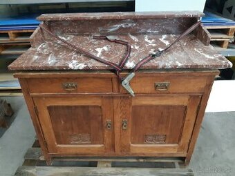 Starožitná skrinka so zrkadlom a mramorovou doskou