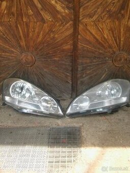 Predam svetla na Toyota Avensis Verso