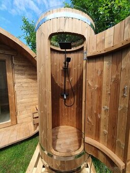 Záhradná sprcha ku saune z termodreva a panoramatickou strec