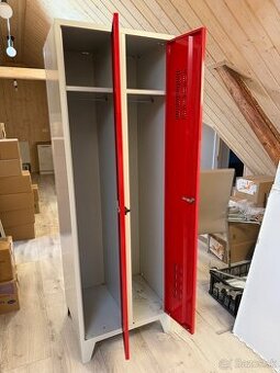 Plechova satnikova skrinka, 2 dvierka, cervena