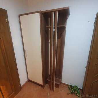 Predám skriňu a vešiak do chodby