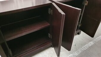 2 ks komody MASÍVE,na drevenom podstavci,ZĽACNENÉ