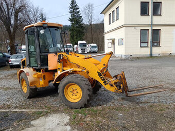 Kolový nakladač JCB 407