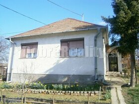 REZERVOVANÝ: Tehlový 3 izbový rodinný dom v obci Dulovce na 