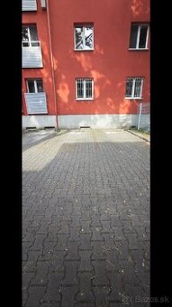 Parkovacie miesto v Ružinove na Niťovej ulici