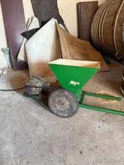Elektrický drvič na hrozno