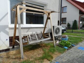 drevená hojdačka