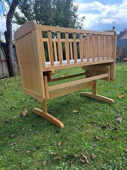 Drevená kolíska z masívneho dreva