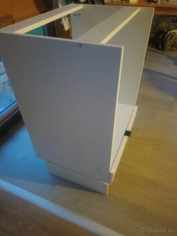 Kuchynska skrinka pod ruru