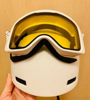 Detská lyžiarska prilba M okuliarmi