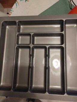 Sivý plastový pribornik