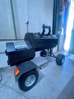 Gril lokomotíva s udiarňou