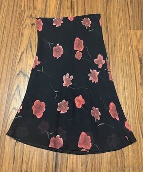 Čierna sukňa s červenými kvetmi, S