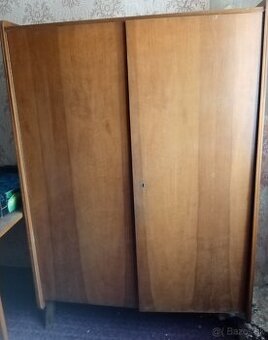 Retro Drevena skriňa na nozickach