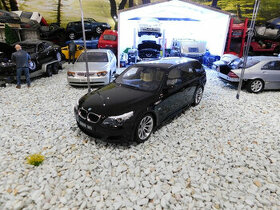 model auta BMW E61 M5 Touring čierna farba Otto mobile 1:18