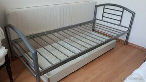 kovová posteľ