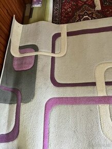 Sivo- fialový koberec