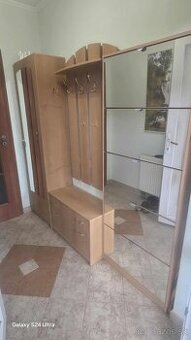 Vešiak so skriňou+malý botnik+ Zrkadlový botník