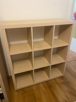 Otvorená komoda alebo knihovníčka