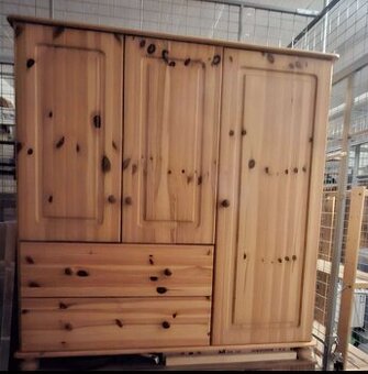 Komoda - skrinka z masívu