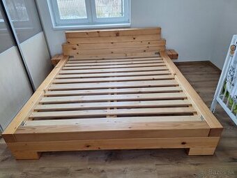 Drevená manželská postel