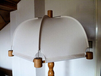 Drevená stojaca lampa