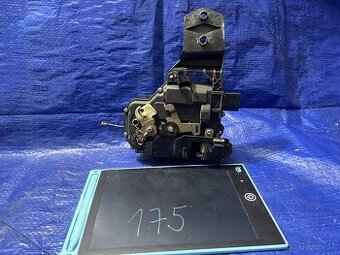 PREDNY LAVY ZAMOK VOLKSWAGEN GOLF 4