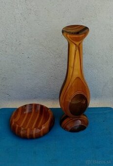 Vázy z dreva a keramiky.