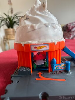 Hot wheels - mini garaz a auticko