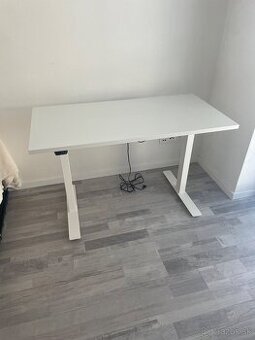 Pracovny stol elektricky vyskovo nastavitelny