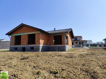 Vajkovce hrubá stavba RD a 768m2 pozemku.