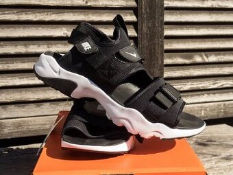 Nové sandále Nike Canyon na nohu 43