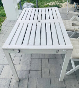 drevený stôl + 4 polohovatelné stoličky