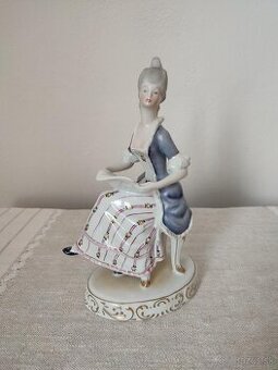 Holloháza žena s notami porcelánová soška
